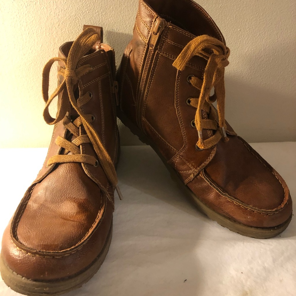 The Children’s Place Boys size 6 Boots, Tan side zipper , with laces